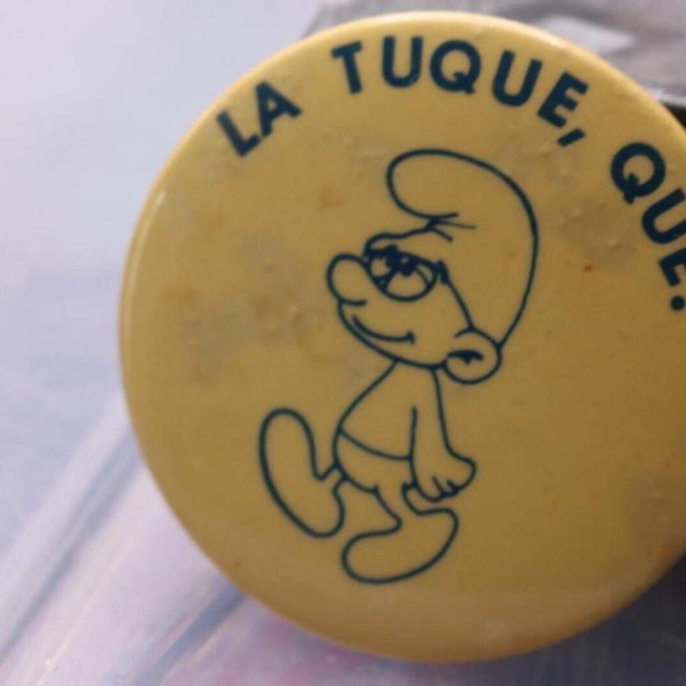 Vintage mini Macaron PinBack Québec Canada La tuque, QUÉ Smurf Schtroumpf